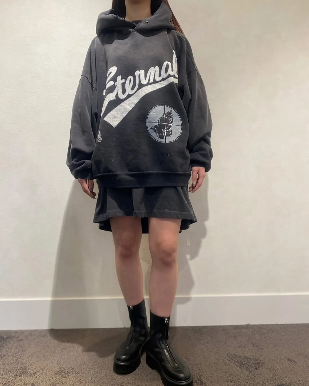 SAINT Mxxxxxx × FEAR OF GOD FG_HOODIE/SNT OF GOD/BLK FOG joint model ETERNAL praying crosshair distressed hoodie. Washed black S-XL. This season's popular super popular joint model. The original version is the same. Thin spring and summer fabrics. The upper body is comfortable. The BOXY version of the short fat wide shoulder line. Fashion darling wears it with a high-end feel. Heavy washing and water fading technology. The horse is repositioned. Excessive wear and damage graffiti treatment. Correct version FOG joint main mark/wash mark/little angel mark